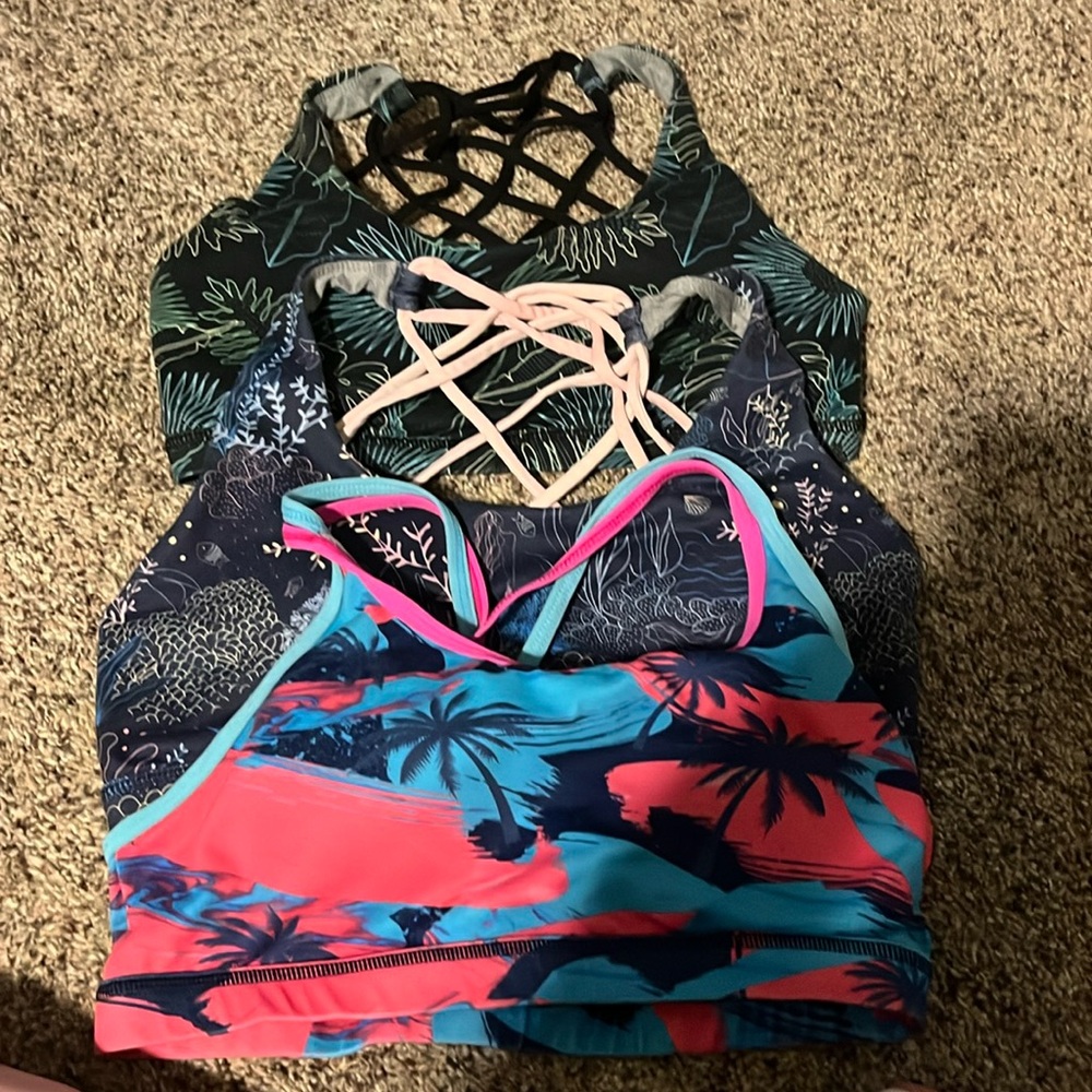 Women’s strapped sports bras